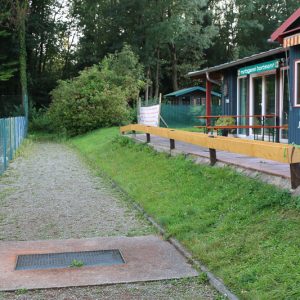 Sitzgelegenheiten und Terrasse am Hundeplatz